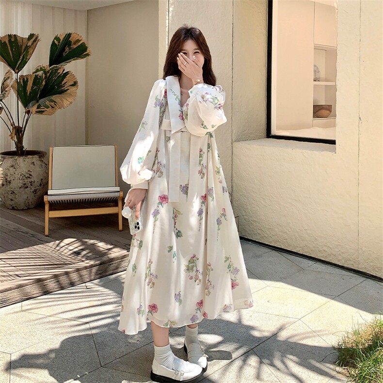 森系文艺风娃娃领白色碎花连衣裙女春秋超火好看氛围独特漂亮长裙图片