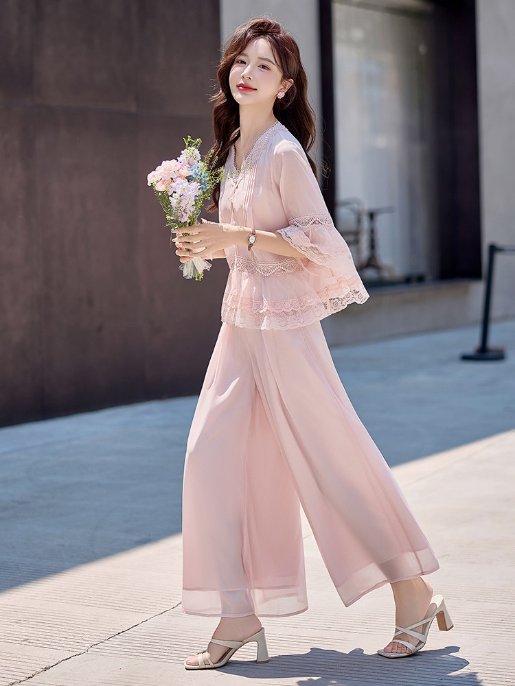 粉色洋气温柔套装女2026夏新款喇叭袖蕾丝拼接上衣阔腿裤裙两件套,女装套装/套裙,水衣源
