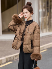 现货，现货2025年冬季新中式真狐狸毛羽绒短款，女装羽绒服，艾仟回(原伊仟回)