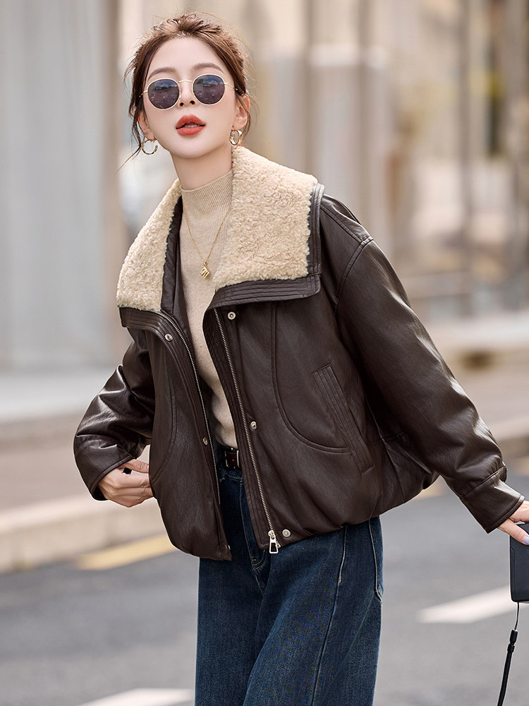 羊羔毛领拼接PU皮羽绒服女2025冬季新款小个子气质显瘦白鸭绒外套,女装羽绒服,衣之秀