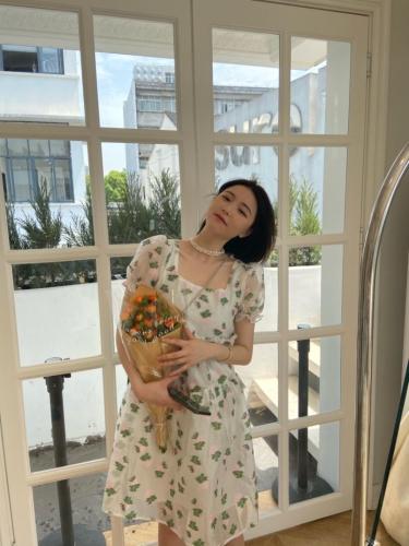 半透明花朵提花露背连衣裙,女装连衣裙,ceelphy