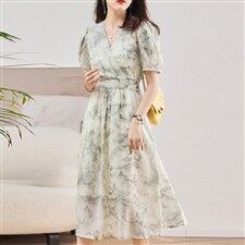 2025春夏新款V领印花连衣裙女气质优雅中长款减龄显瘦淑女A字裙子，女装连衣裙，魅丽静蓝