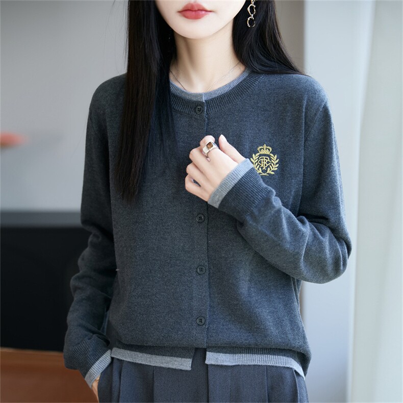高级灰针织开衫女短外套2025新款刺绣洋气拼色假两件毛衣外搭上衣,针织衫/毛衣,郡淞羊绒