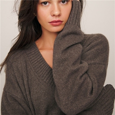 今年流行秋冬新款女装软糯100羊毛针织纯色V领打底衫羊毛毛衣中长，女装羊毛衫，佳弈羊绒