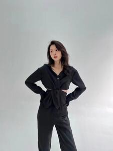 结构主义交叉露腰绑带衬衫套装图片