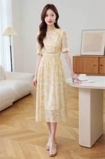 碎花连衣裙超好看2025夏季新款女装收腰小个子气质茶歇法式长裙子，女装连衣裙，艾米