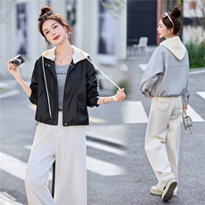 短外套女2026春秋新款时尚洋气减龄妈妈高级感连帽可脱卸夹克上衣，女装皮衣，江南女神