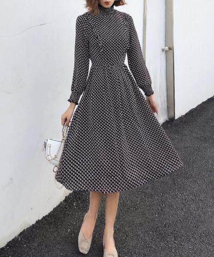 现货高领内搭连衣裙自然收腰设计很显瘦，女装连衣裙，荷塘月色