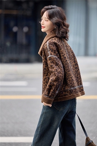 皮毛一体豹纹短款外套女2025冬季加绒加厚保暖洋气麂皮绒夹克上衣图片