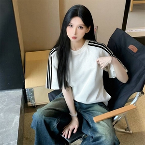 抖音得物品质二开240克宽松纯棉美式潮牌印花三条杠中性风短袖T恤图片