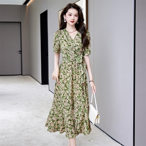 欧洲站女士夏装2024新款气质显瘦优雅设计感法式v领荷叶袖连衣裙图片