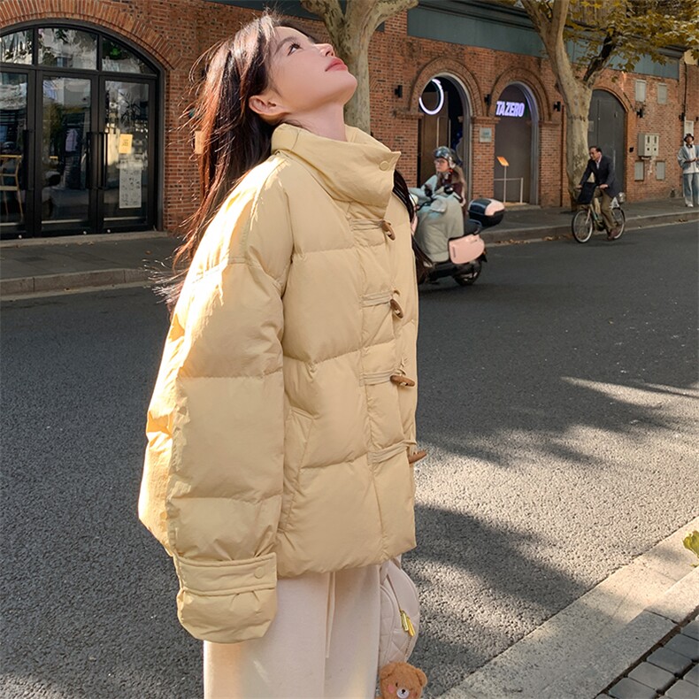 立领奶黄色牛角扣羽绒服女冬季2025新款温柔风奶乎乎爆款高级感,女装羽绒服,蝶眷