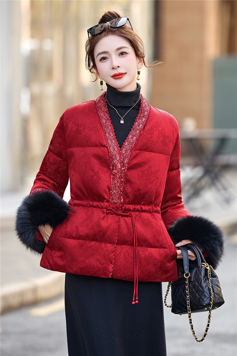 现货2026年冬季短款新中式真狐狸毛重工收腰显瘦羽绒服,女装羽绒服,伊仟回