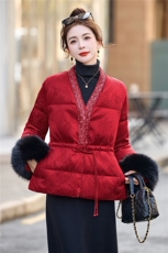 现货2026年冬季短款新中式真狐狸毛重工收腰显瘦羽绒服，女装羽绒服，伊仟回