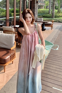 高级感渐变吊带连衣裙套装女2025夏新款度假风镂空开衫长裙两件套图片