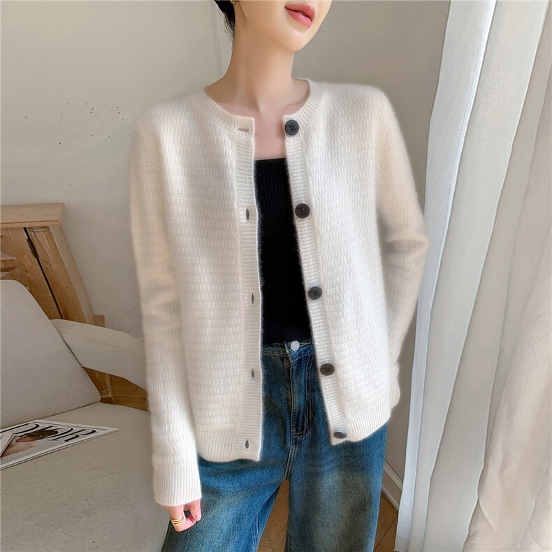 2025年秋季新款百搭女士7针重工加厚圆领开衫图片