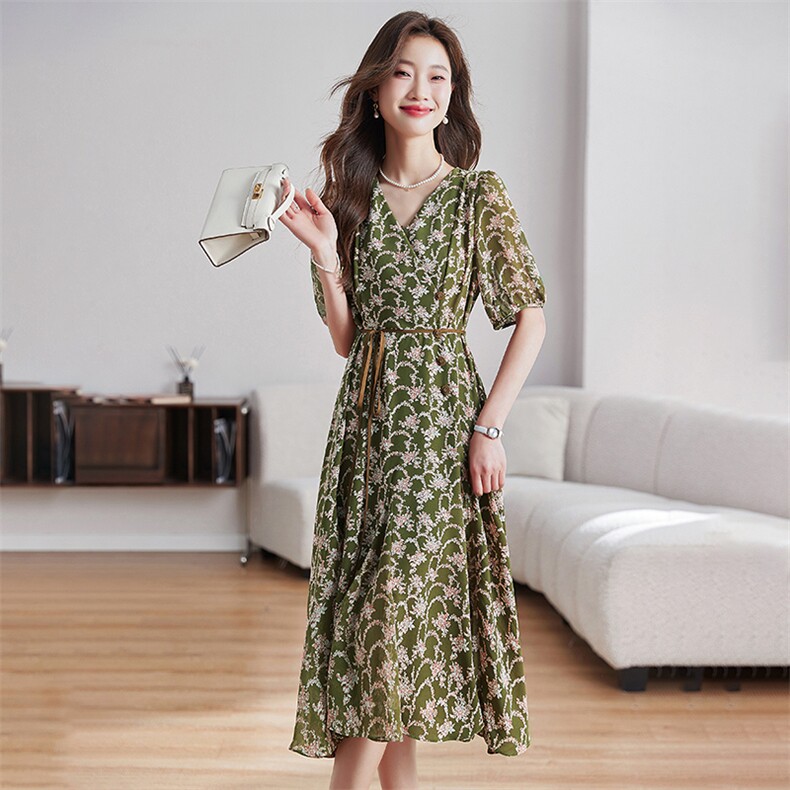 时尚优雅碎花连衣裙修身显瘦V领设计气质女神必备款,女装连衣裙,布芭啦