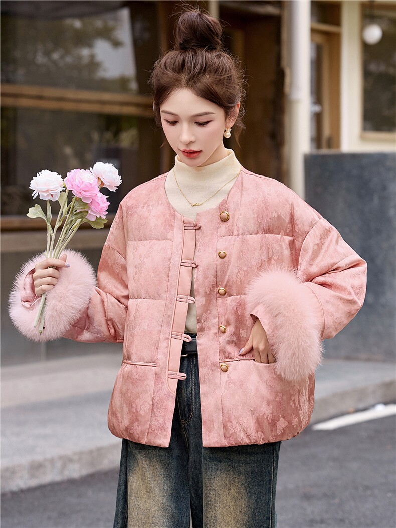现货新中式羽绒服女2025冬季新款巨好看的短款粉色狐狸毛保暖外套,女装羽绒服,艾仟回(原伊仟回)