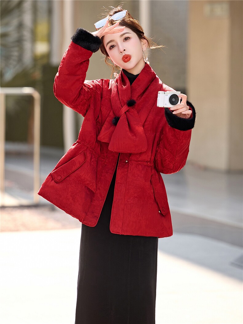 大货已出2025圣诞90羽绒服女冬新款收腰新中式淑女圆领中长款外套,女装羽绒服,依万里