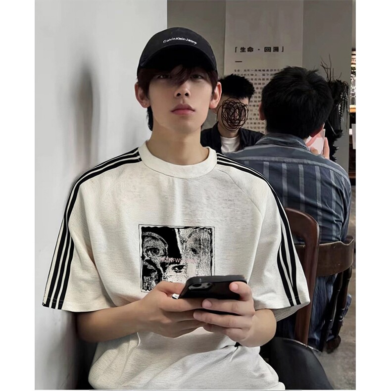 抖音得物品质二开240克宽松纯棉美式潮牌印花三条杠中性风短袖T恤,男装T恤,电商A486