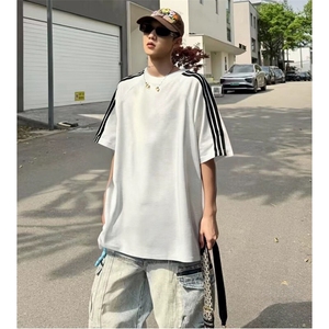 抖音得物品质二开240克宽松纯棉美式潮牌印花三条杠中性风短袖T恤图片