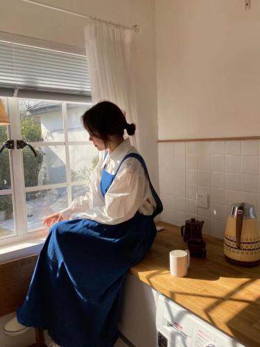 春季新款日韩系清新背带群+白衬衫，女装衬衫，KAMU