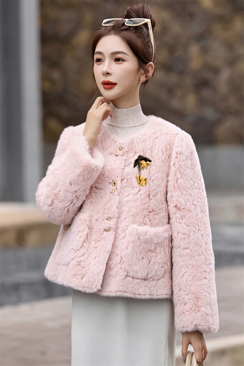 （现货）新中式皮毛两面穿配胸花设计感百搭外套女,女装棉衣/棉服,韩蔻秀