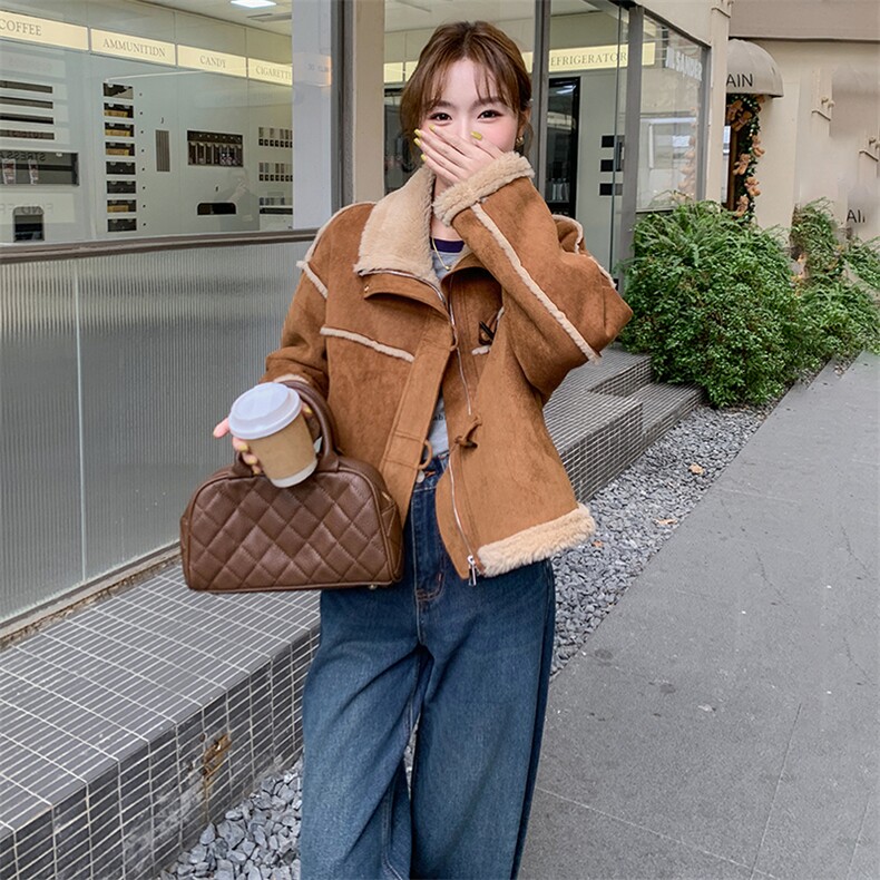 2024年冬季新款立领三角扣宽松短款仿羊羔毛皮毛一体外套，女装羊羔毛/颗粒绒，冬木谷雨