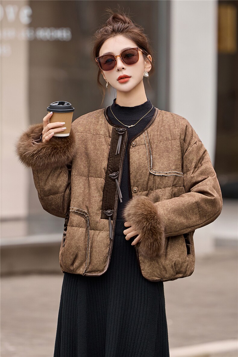 现货，现货2025年冬季新中式真狐狸毛羽绒短款,女装羽绒服,艾仟回(原伊仟回)
