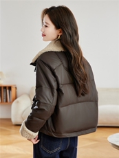 时尚羊羔毛翻领PU皮短款羽绒服女2025冬季新款宽松保暖白鸭绒外套，女装羽绒服，沐七七