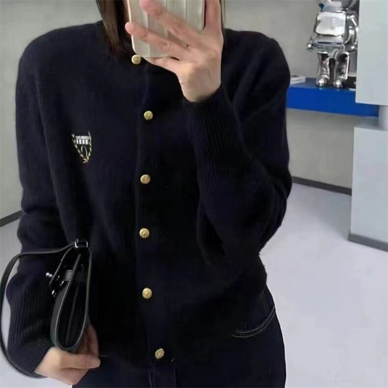 2024年秋季女短款刺绣徽章圆领宽松显瘦长袖开衫,女装羊毛衫,珍珑羊绒