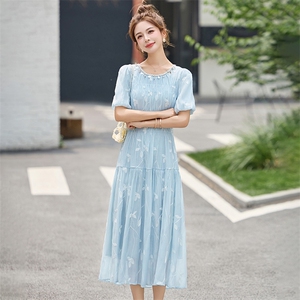 浅蓝色刺绣连衣裙女夏中长款2025今年流行巨好看减龄甜美a字裙子图片