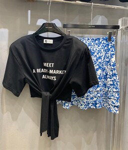夏季少不了一条碎花裙和一件有设计感的T图片