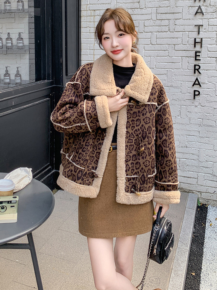 牛角扣豹纹皮毛一体外套女秋冬超火好看高级感加绒加厚羊羔毛夹克,女装短外套,维壹