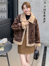 牛角扣豹纹皮毛一体外套女秋冬超火好看高级感加绒加厚羊羔毛夹克，女装短外套，维壹