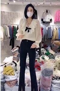 气质款配黑色蝴蝶结花边V领小衫图片