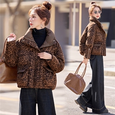 时尚豹纹短款立领羽绒服女2025冬新款加厚保暖，女装羽绒服，余墨