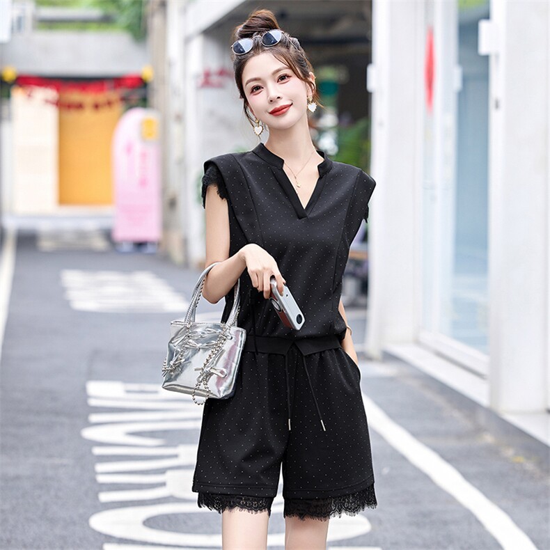 2024新款时尚搭配一整套套装V龄战袍蕾丝边拼接短裤针织两件套，女装套装/套裙，朵莱米