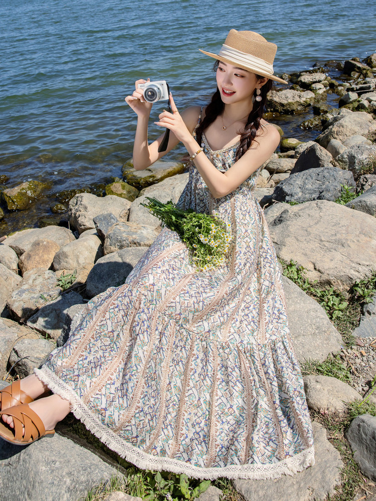 夏季新款2025女装蕾丝拼接长款沙滩裙印花吊带时尚连衣裙MJ2520,女装连衣裙,铭街依杨