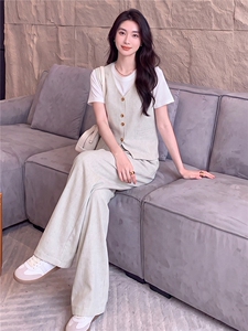 高级感休闲运动套装女春款圆领马甲上衣内搭白色T恤阔腿裤三件套图片 高级感休闲运动套装女春款圆领马甲上衣内搭白色T恤阔腿裤三件套图片