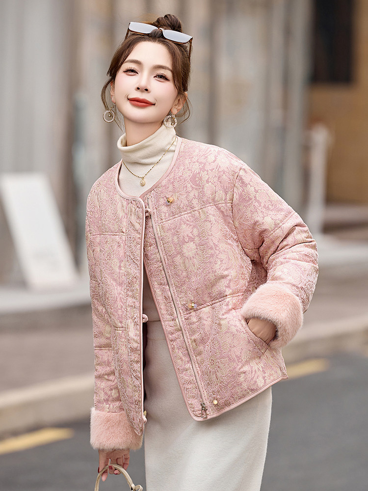 新中式国风羽绒服女2024冬季新款小个子今年流行漂亮短款粉色外套,女装羽绒服,伊仟回