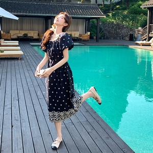 时髦设计感性感绣花连衣裙女夏季2025年新款韩版巨好看气质长裙子图片