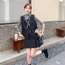 设计感马甲打底衫百褶短裙套装女2025秋季新款法式复古显瘦三件套，女装套装/套裙，2D037
