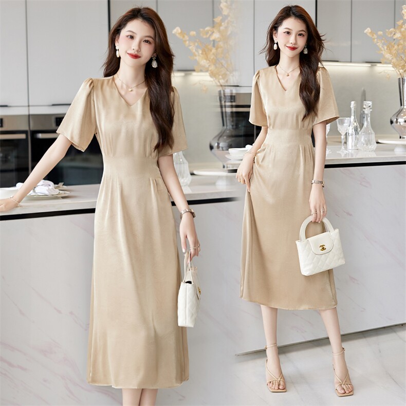 现货2024年夏季高腰气质V领设计感水波流光气质优雅显瘦连衣裙，女装连衣裙，卡杰菲