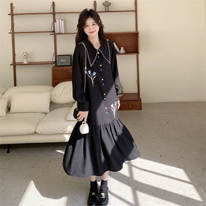 学院风娃娃领黑色连衣裙女春秋2025新款超火好看高级小众鱼尾长裙图片