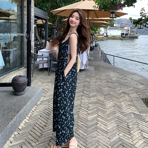 海边度假碎花背带裤女2025夏季新款韩系慵懒风宽松显瘦阔腿连体裤图片