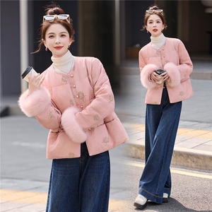 现货。2025年潮冬季真狐狸毛重工刺绣钉珠短款新中式羽绒服新款图片