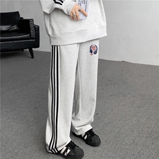 白灰色裤子