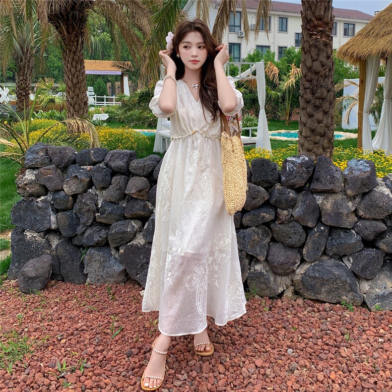 新中式法式V领高级感刺绣连衣裙女米色温柔度假风绝美初恋茶歇裙,女装连衣裙,浙宝208A