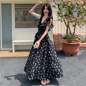 黑色法式复古V领碎花连衣裙女2025夏季新款独特收腰设计感背心裙图片